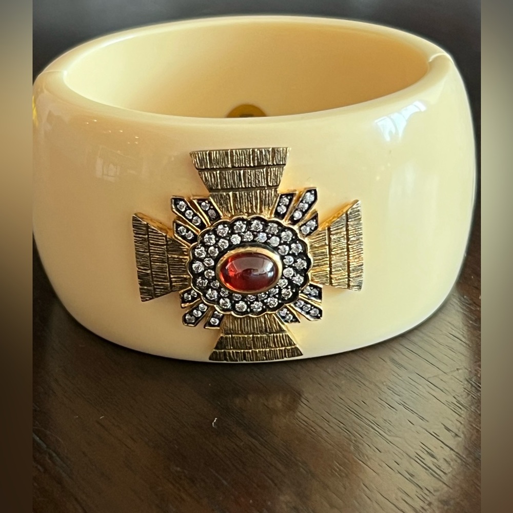 NWOT Beautiful ornate resin bangle with gold vermeil